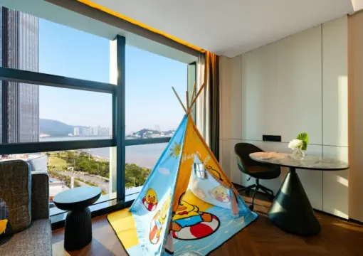 B.Duck 家庭房（B.Duck 设施 + 65 英寸投影电视 + 儿童友好）